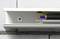 Canalina bianca per cavi con fili scoperti che si estende lungo una giuntura di un muro in cemento.