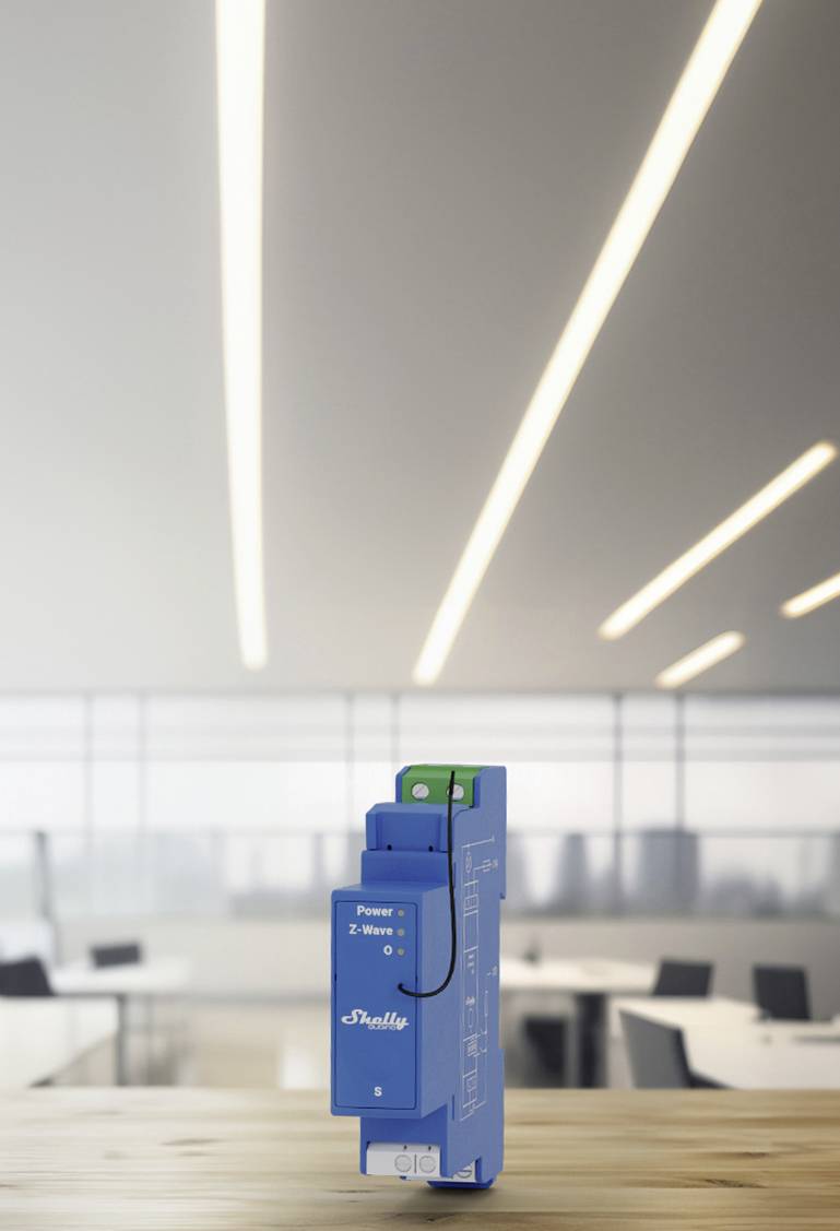 Un dispositivo elettrico blu montato a parete in primo piano con un ufficio moderno sullo sfondo.