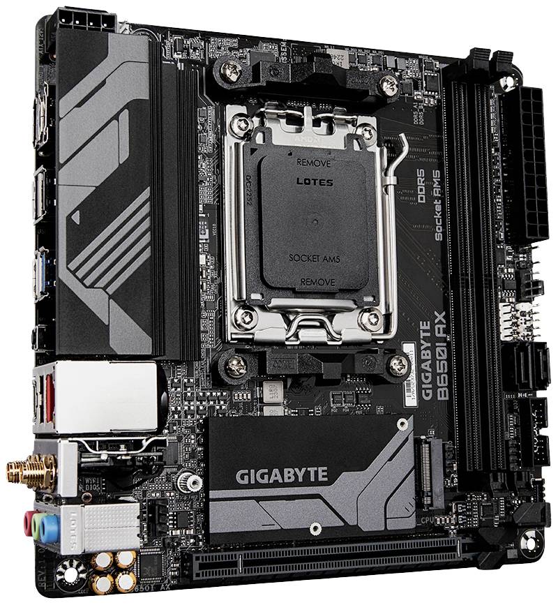 Una scheda madre Gigabyte nera per computer desktop con vari connettori e componenti elettronici.