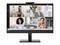 Un monitor mostra una videoconferenza con quattro persone in campi separati che sorridono e salutano con la mano. Icone del desktop visibili in basso.