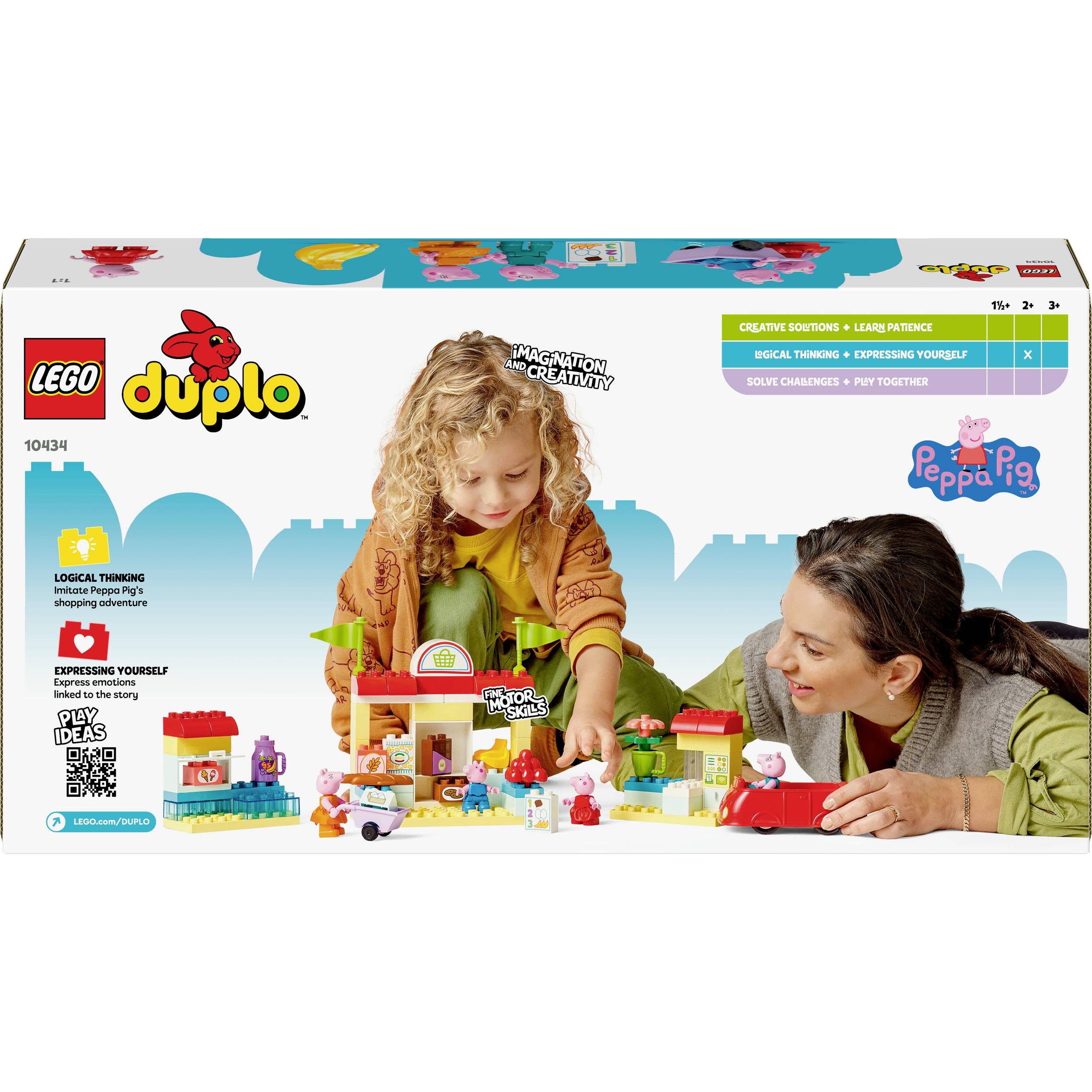 Un bambino gioca con un set LEGO Duplo a tema Peppa Pig. Un adulto è seduto accanto e osserva.