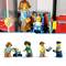 Sopra: Una minifigura LEGO con un passeggino su un autobus. Sotto: La stessa persona con un bambino e altre due figure, una delle quali in divisa.