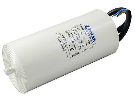 Un condensatore cilindrico bianco con specifiche tecniche sul lato. Tre cavi fuoriescono dalla parte superiore.