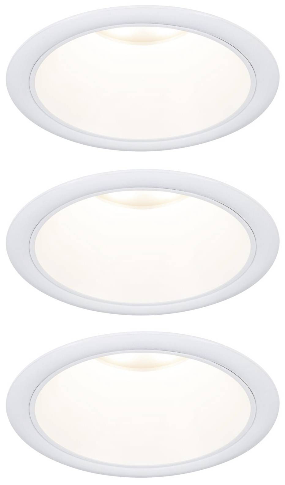 Tre plafoniere rotonde bianche, distribuite uniformemente, illuminano dolcemente e creano un'illuminazione omogenea.