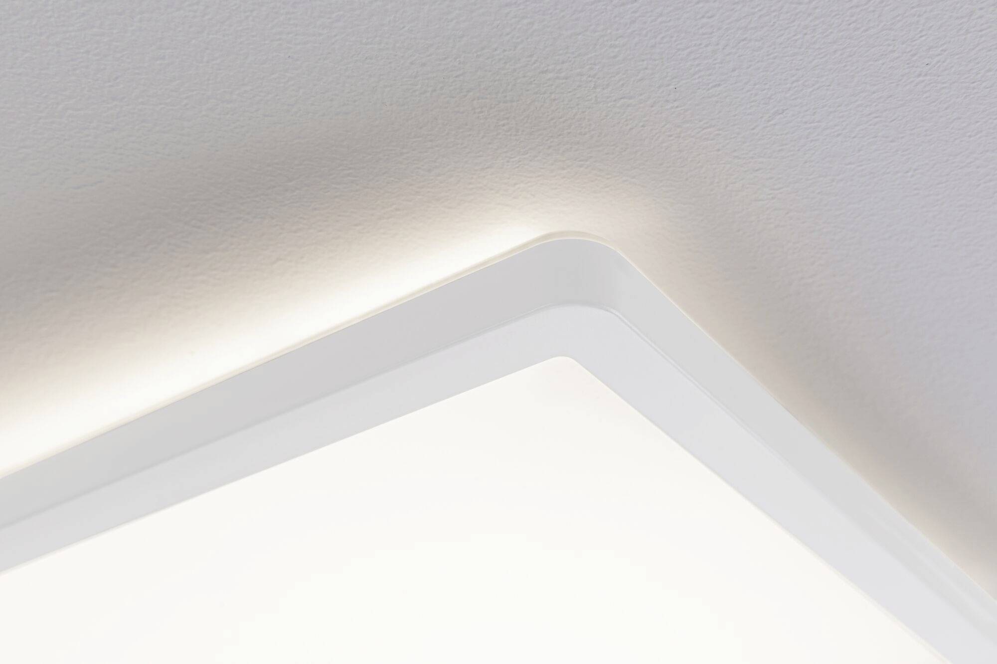 Plafoniera squadrata con luce soffusa e indiretta; design essenziale e moderno in bianco, montata su un soffitto bianco.