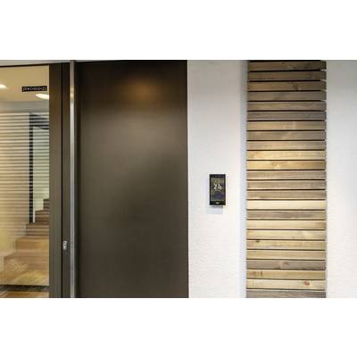 Ingresso di un edificio moderno con elementi in legno e una porta, contrassegnata dal numero '24' su un cartello.