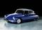Un'auto d'epoca blu con fari rotondi caratteristici e un design sinuoso è parcheggiata su un pavimento riflettente.