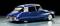 Un'auto blu Citroën DS degli anni '60, ripresa da dietro in uno studio. L'auto ha un design aerodinamico e dettagli cromati.