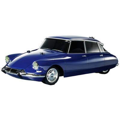 Un'auto d'epoca blu con design elegante e fari rotondi. L'auto è parcheggiata di lato su uno sfondo chiaro.