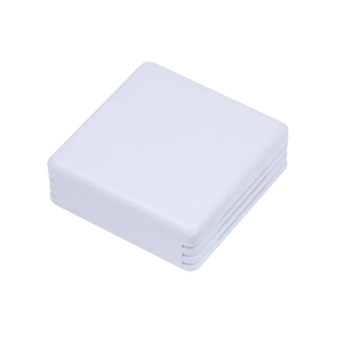 Un involucro bianco quadrato con fessure di ventilazione sui lati, probabilmente un dispositivo o un contenitore tecnico.