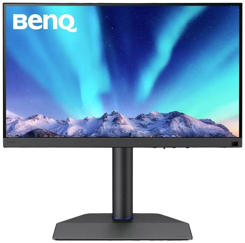 Un monitor mostra un'aurora boreale variopinta sopra montagne innevate. In alto a sinistra è visibile il logo 'BenQ'.