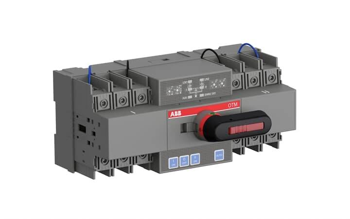 Un interruttore tripolare marca ABB, modello OTM da 250 A, grigio, con manopola di commutazione contrassegnata in rosso e nero, installazione con parte posteriore visibile.