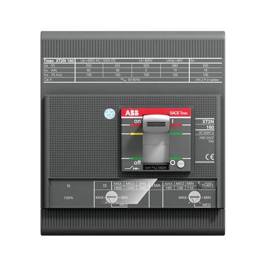 Un interruttore automatico ABB, modello XT2N 160, mostra le posizioni 'on' e 'off'. I parametri energetici e le indicazioni di commutazione sono mostrati in alto.