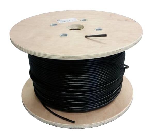 Un grande rocchetto con cavo nero, avvolto su un supporto di legno. L'estremità del cavo sporge leggermente.