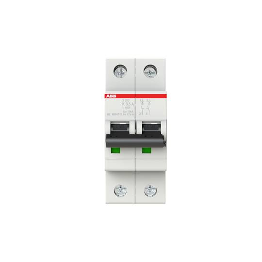 Un interruttore automatico bianco con due interruttori e marcature rosse, montabile. Idoneo per la protezione di impianti elettrici.