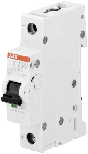 Interruttore magnetotermico in bianco con leva di comando nera ed etichetta rossa, idoneo per la sicurezza elettrica negli impianti.