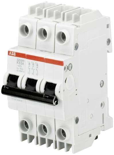 Un interruttore magnetotermico tripolare in bianco. Ha tre interruttori e un segno rosso con la scritta K63A.
