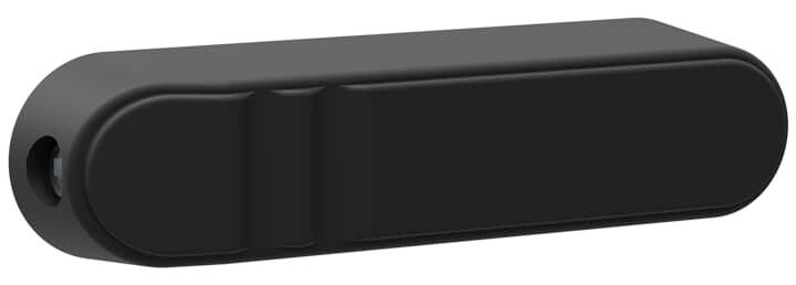 Una chiavetta USB nera con angoli arrotondati e un coperchio protettivo.