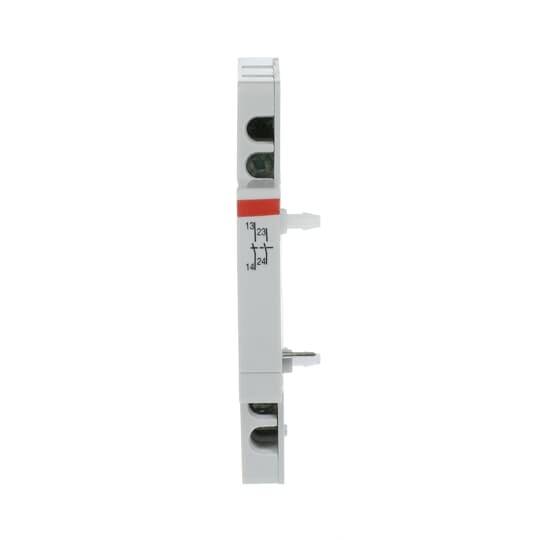 Un componente elettrico grigio, stretto e rettangolare con morsetti e numeri incisi 13, 23, 14, 24.