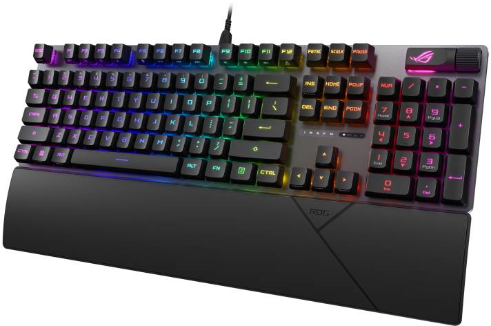 Tastiera da gaming nera con illuminazione RGB in diversi colori. Il logo ROG è visibile in alto a destra e dispone di un tastierino numerico.