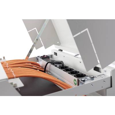 Un canale portacavi aperto con diversi cavi arancioni che conducono a una multipresa con più slot.