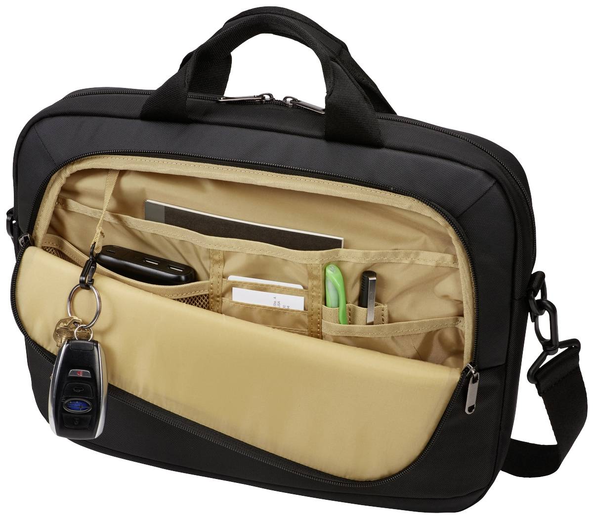 Borsa nera per laptop con cerniera, aperta. La borsa è riempita con penne, un quaderno, un telecomando e delle carte.
