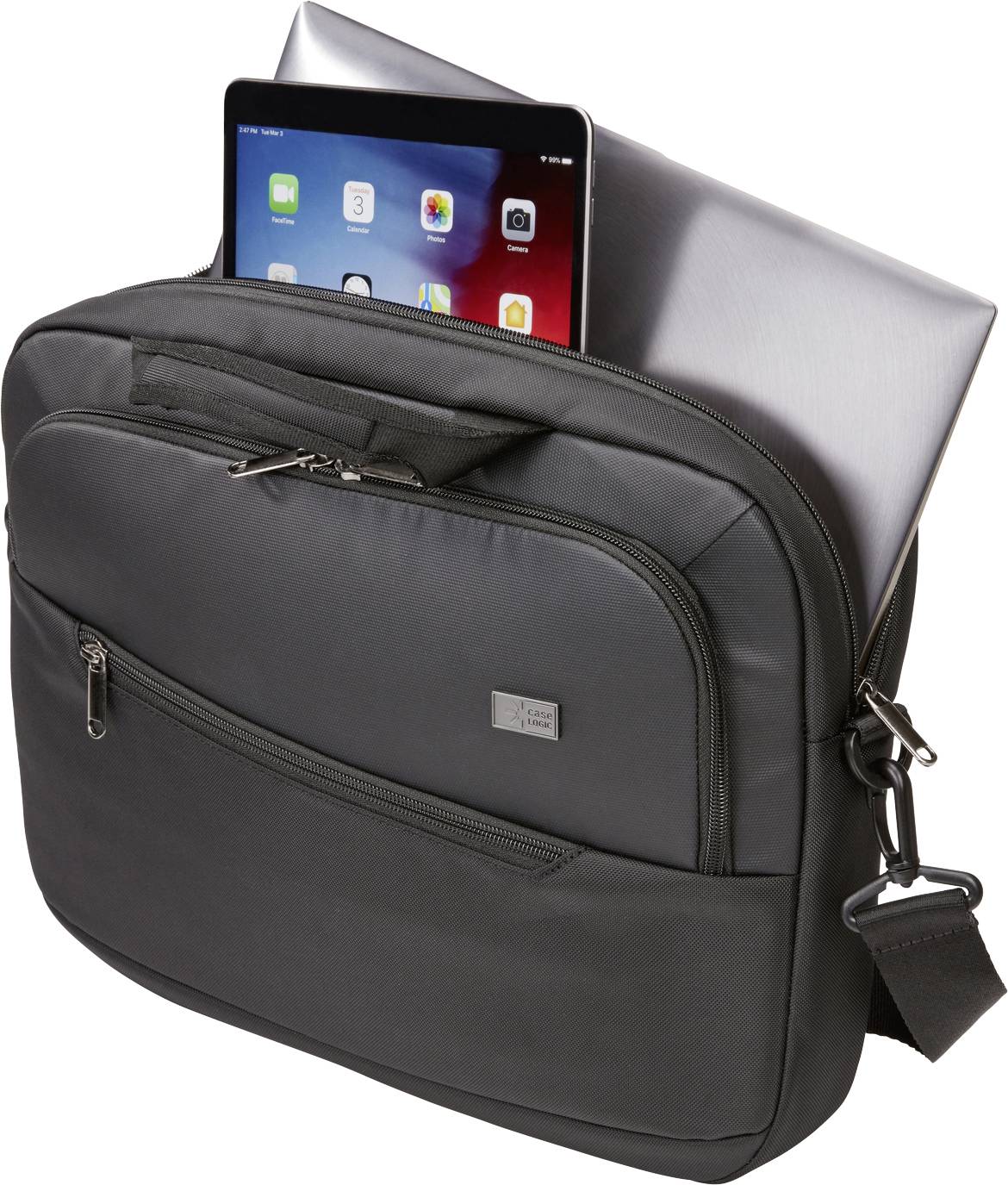 Una borsa nera per laptop con un laptop e un tablet che spuntano dalla tasca superiore aperta.