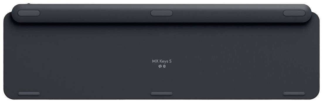 Retro di una tastiera nera con la scritta 'MX Keys S'. Quattro piedini antiscivolo in gomma sono fissati agli angoli.