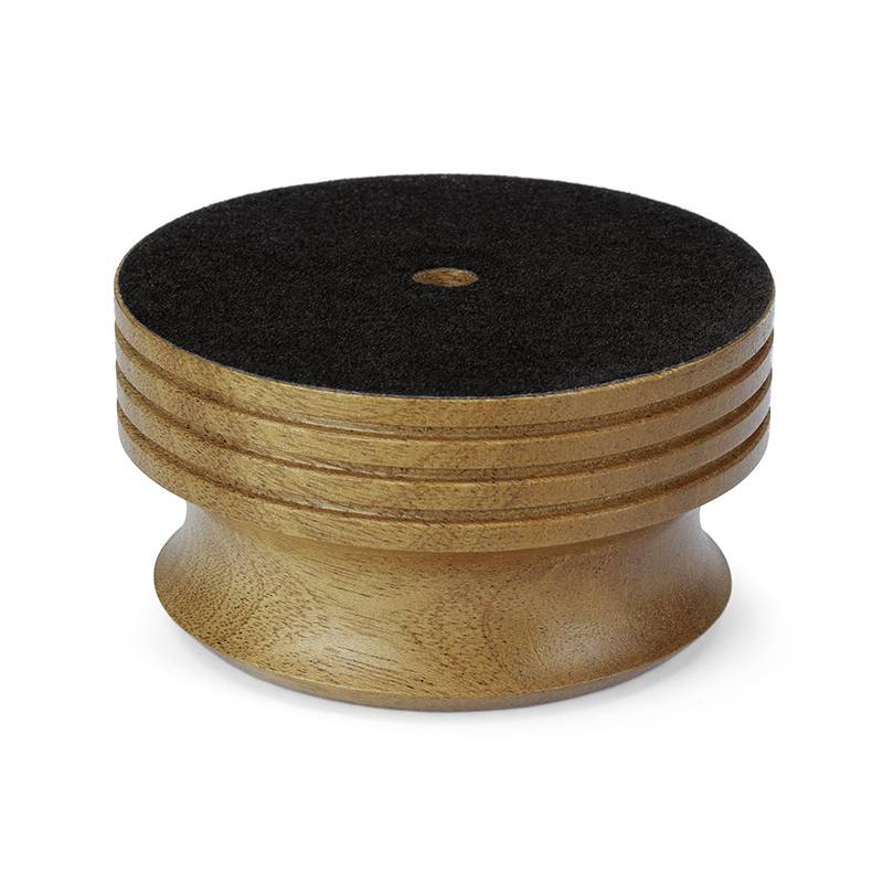 Un supporto rotondo in legno con superficie scanalata e copertura in feltro sulla sommità. Adatto come base decorativa o per esporre piccoli oggetti.