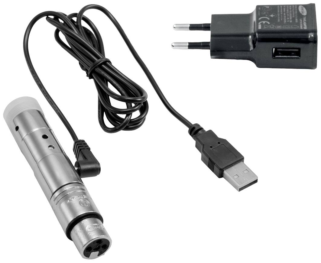 Microfono con connettore XLR e cavo USB per il collegamento, accanto a un alimentatore USB. Ideale per registrazioni e trasmissioni audio.