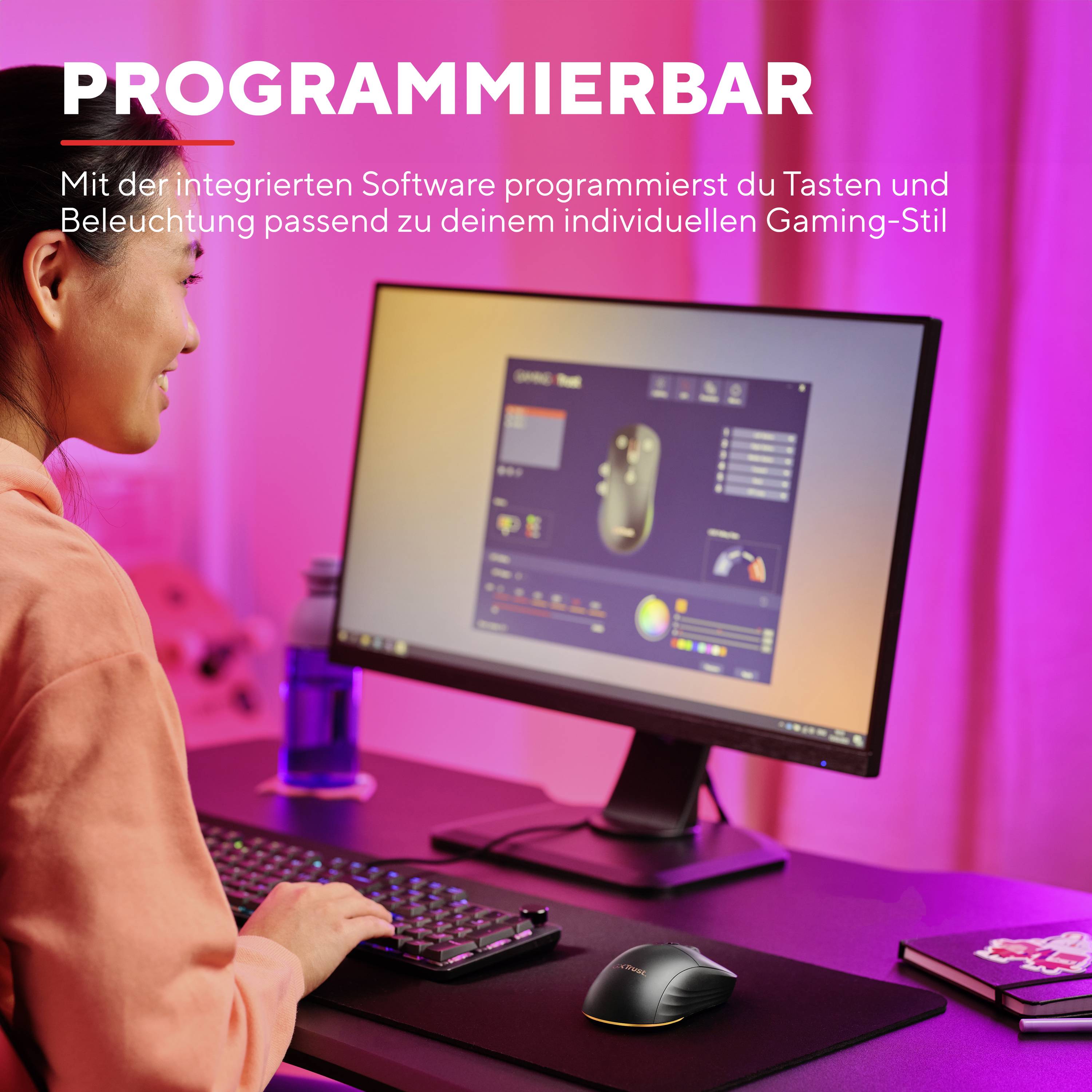 Una persona è seduta a una scrivania e guarda un monitor con un software per la programmazione di periferiche per videogiochi.