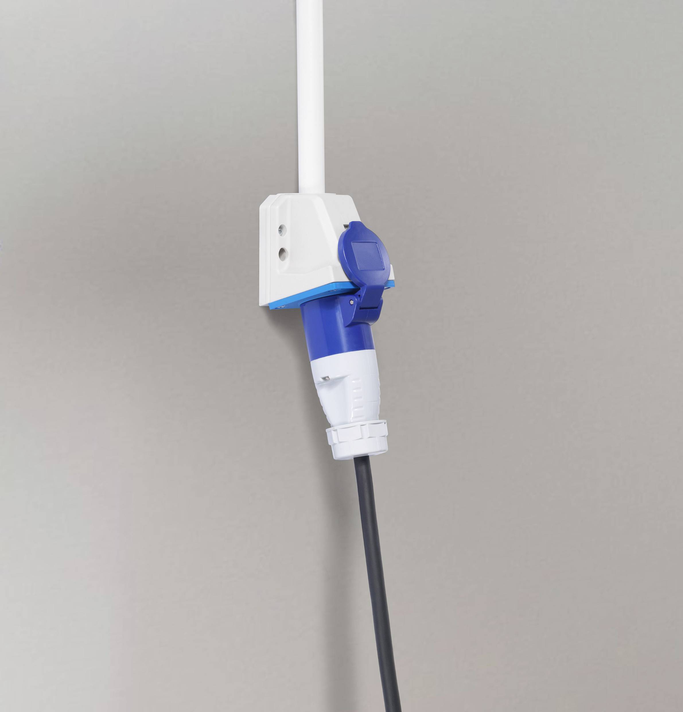 Un connettore elettrico blu e bianco sporge da un muro grigio. Un cavo nero è collegato ad esso.