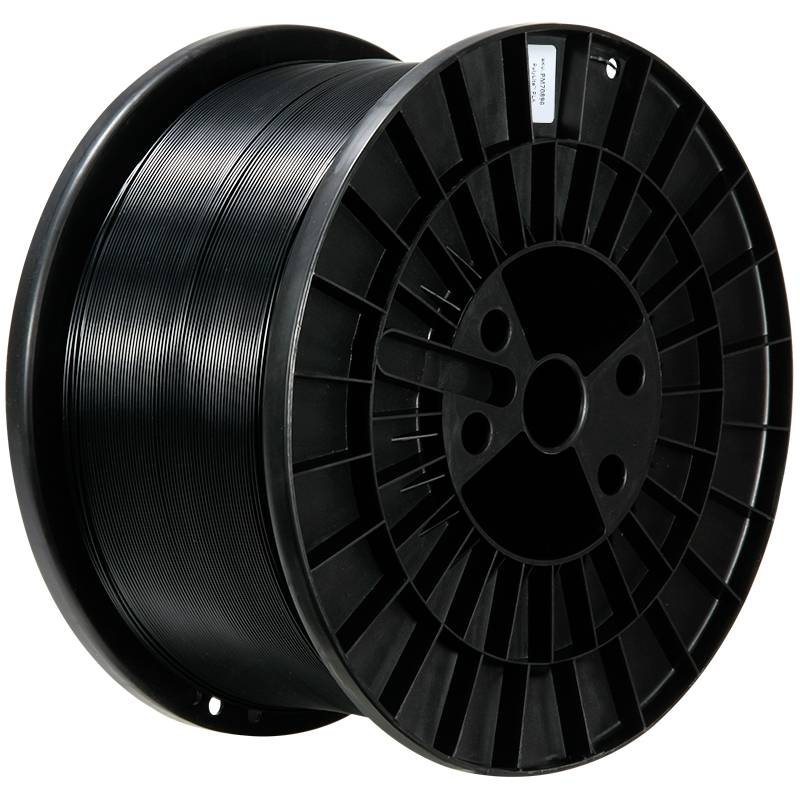 Una grande bobina nera in plastica con filamento per stampanti 3D.