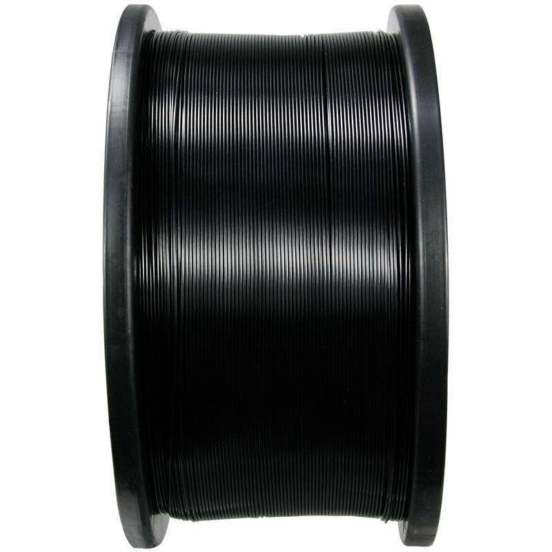 Bobina di filamento nero per stampante 3D, vista laterale. Bobina spessa in plastica, materiale avvolto compattamente.