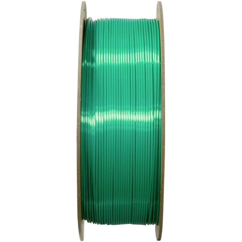 Un rotolo verde di filamento per stampante 3D su un supporto di legno, in posizione verticale su uno sfondo bianco.