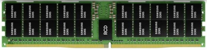 Un modulo RAM verde con diversi chip neri e contatti dorati, tipico delle schede madri dei computer.