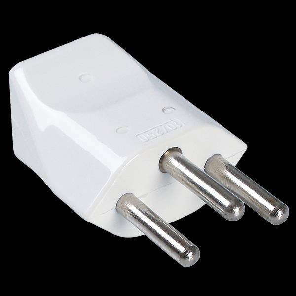 Adattatore a tre poli su sfondo nero, tipicamente utilizzato nelle abitazioni per dispositivi elettrici.