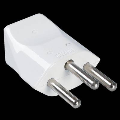 Adattatore a tre poli su sfondo nero, tipicamente utilizzato nelle abitazioni per dispositivi elettrici.