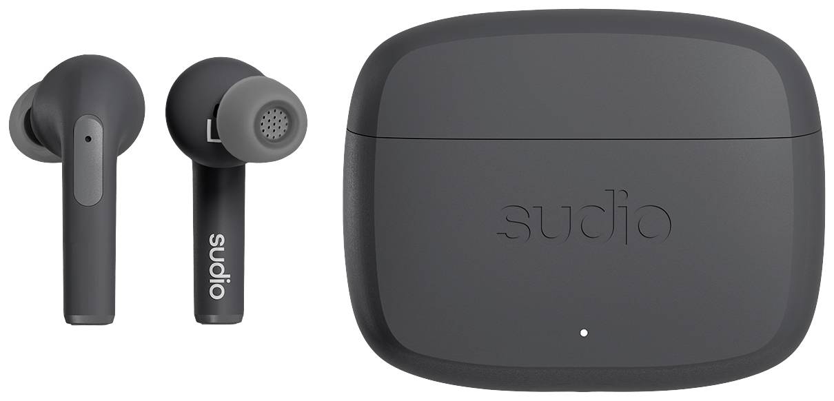 Auricolari wireless neri accanto alla loro custodia di ricarica. Su un auricolare è scritto 'sudio'. Moderna tecnologia audio wireless.