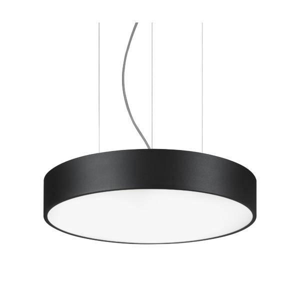 Un lampadario a sospensione rotondo, nero, con luce bianca, appeso a tre cavi. Design moderno, adatto per interni.