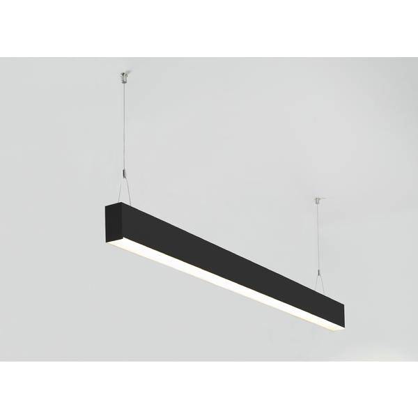 Lampada a sospensione nera, rettangolare, orientata orizzontalmente, appesa al soffitto con due fili, illumina intensamente un ambiente minimale.
