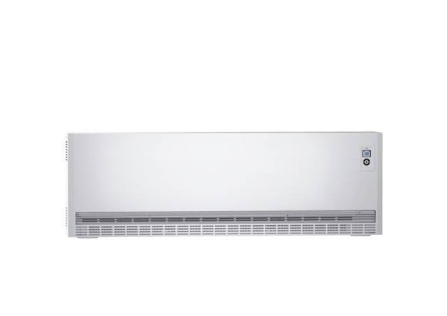 Dispositivo di riscaldamento bianco su sfondo bianco, con fessure di ventilazione in basso e display in alto a destra.
