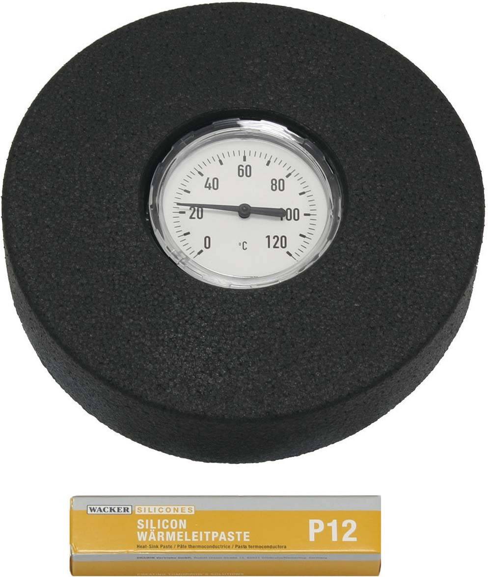 Un termometro segna circa 50 °C, montato in una copertura nera. Sotto è posizionata una confezione di pasta termica al silicone, marca 'Wacker'.