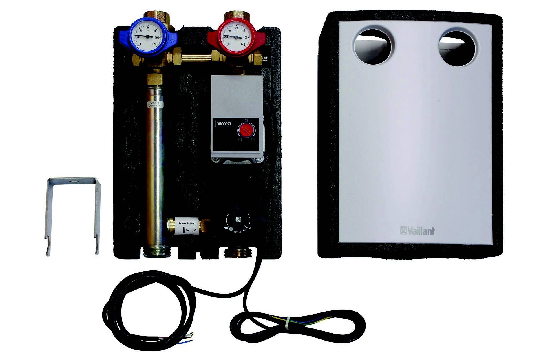 Set di accessori per riscaldamento con scambiatore di calore, manometro e unità di controllo, ideale per sistemi di riscaldamento di edifici residenziali.