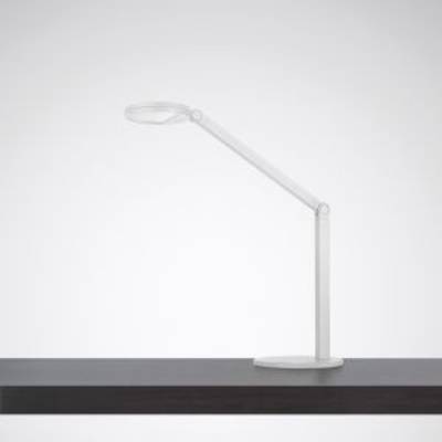 Una moderna lampada da scrivania bianca con design sottile è posizionata su un tavolo scuro. Il braccio della lampada è piegato in un angolo.