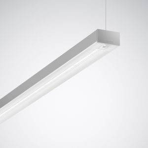 Una lampada a sospensione moderna, rettangolare, in metallo con un design essenziale, appesa al soffitto in un ambiente neutro.