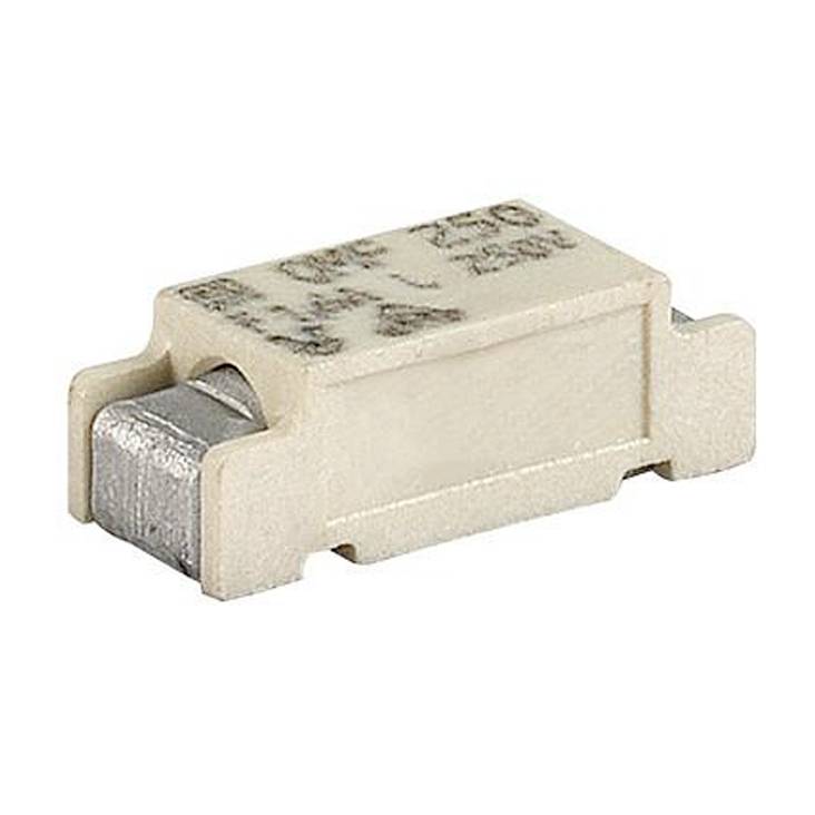 'Primo piano di un fusibile SMD in forma cilindrica con cappucci metallici alle estremità e scritta bianca sul rivestimento ceramico.'