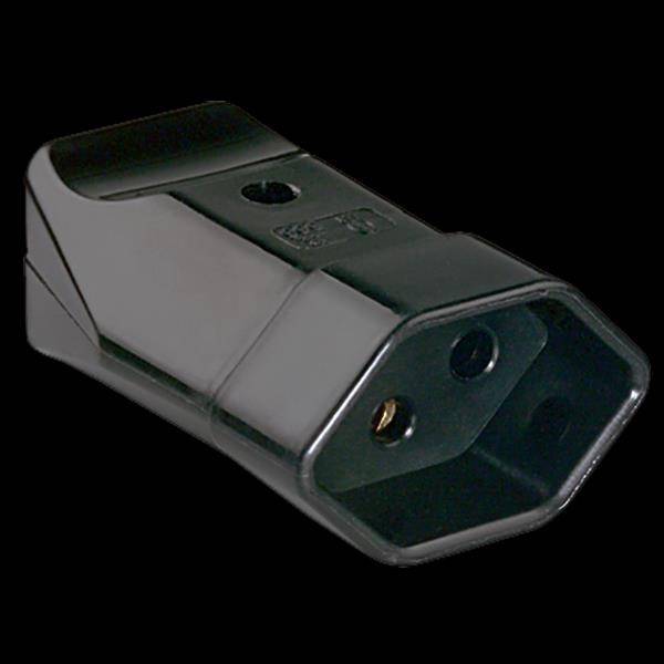 Un connettore nero IEC 320 C13 su sfondo nero, comunemente utilizzato per connessioni di alimentazione elettrica su apparecchiature.