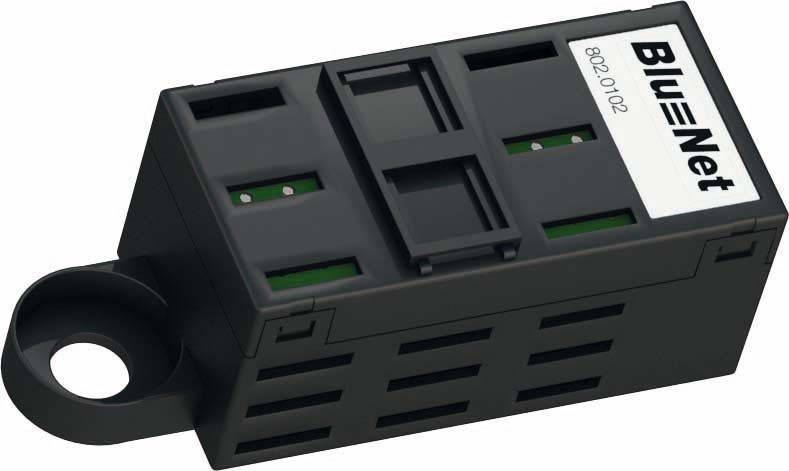 Adattatore nero con tre slot e un'etichetta con la scritta 'BlueNet' in alto a destra.