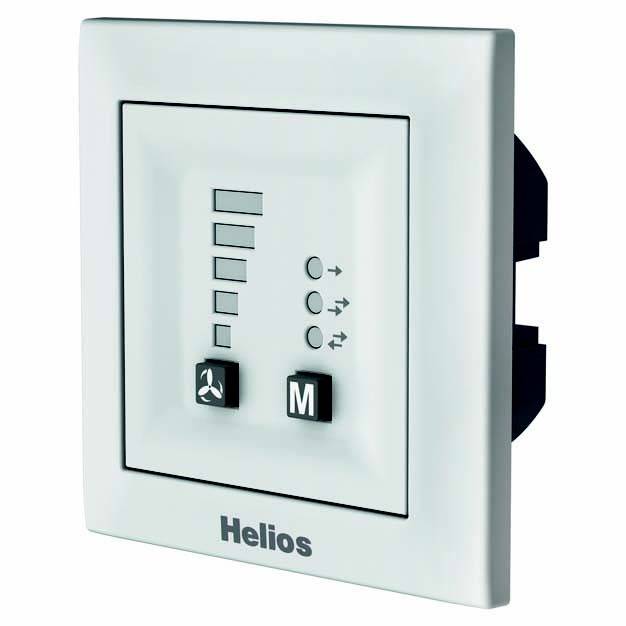 Un interruttore Helios bianco con pulsanti e LED indica l'impostazione di un ventilatore o di un sistema di ventilazione.
